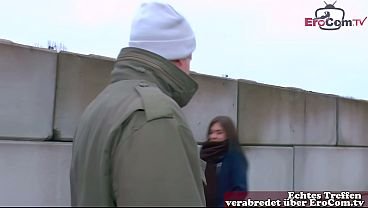 Deutsche dünne Schlampe auf der Straße zum Fremdgehen überredet